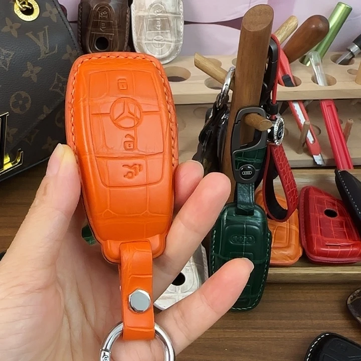 谢***见奔驰橙色鳄鱼皮钥匙套,挂扣