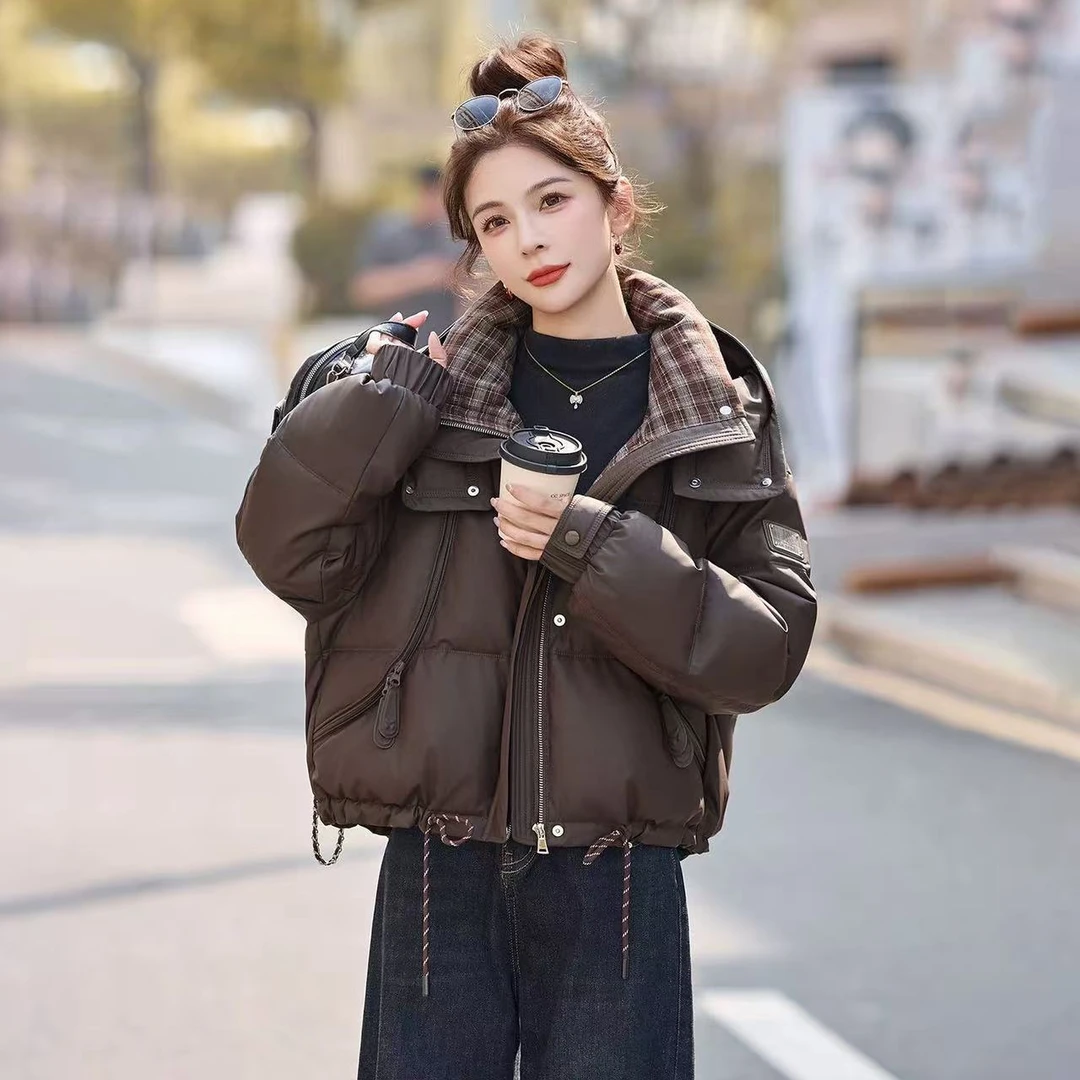 时尚格纹拼接羽绒服女短款2025冬季新款宽松加厚连帽鸭绒PU皮外套