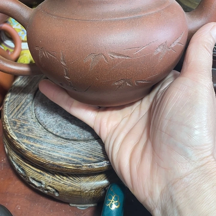 茶壶紫砂原矿泥料手工制作的一把紫砂壶。