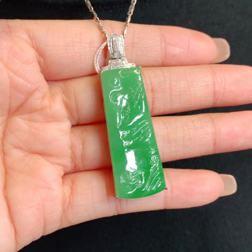 【闪购商品】颈饰18K金镶嵌翡翠山水牌