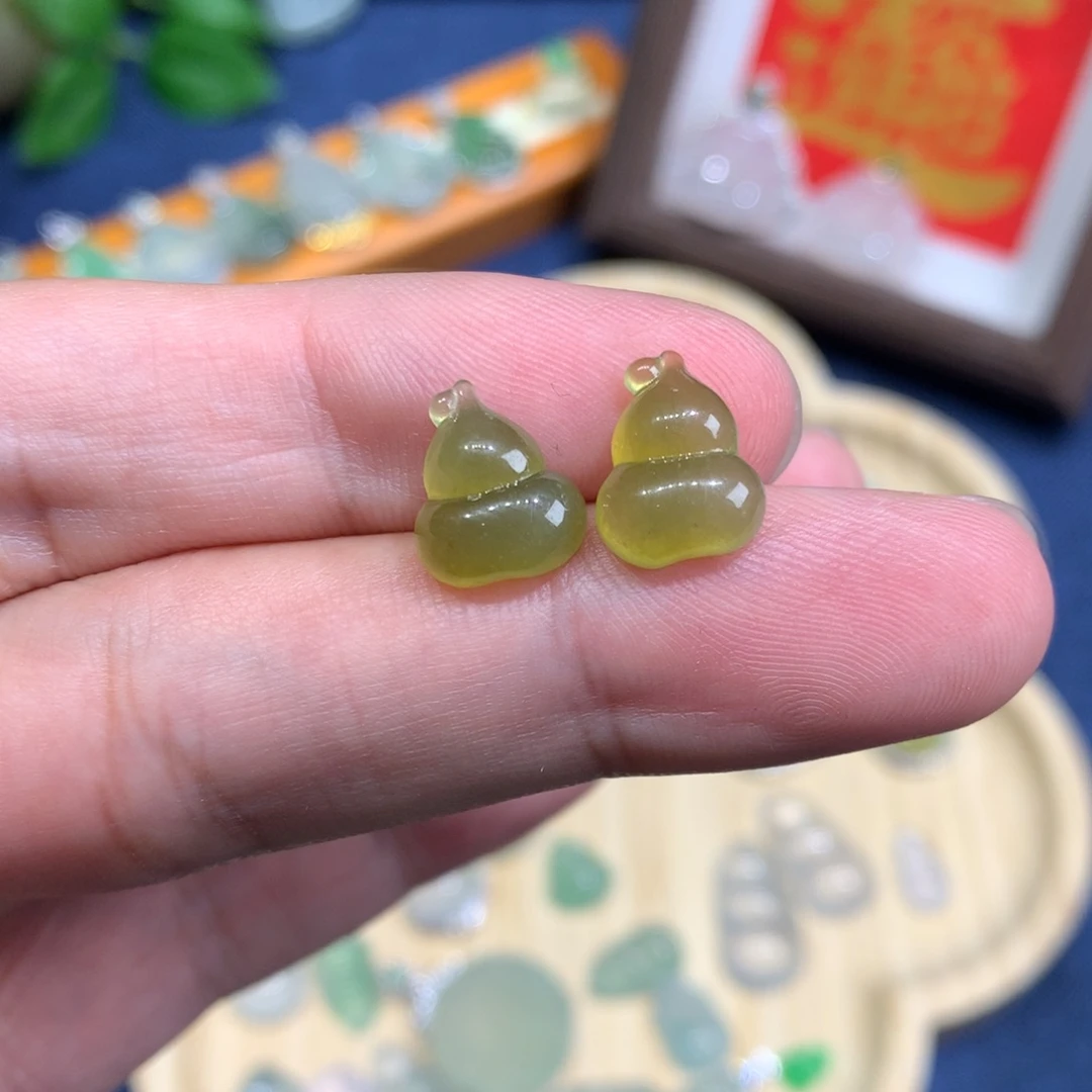 翡翠未镶嵌颈饰一对葫芦