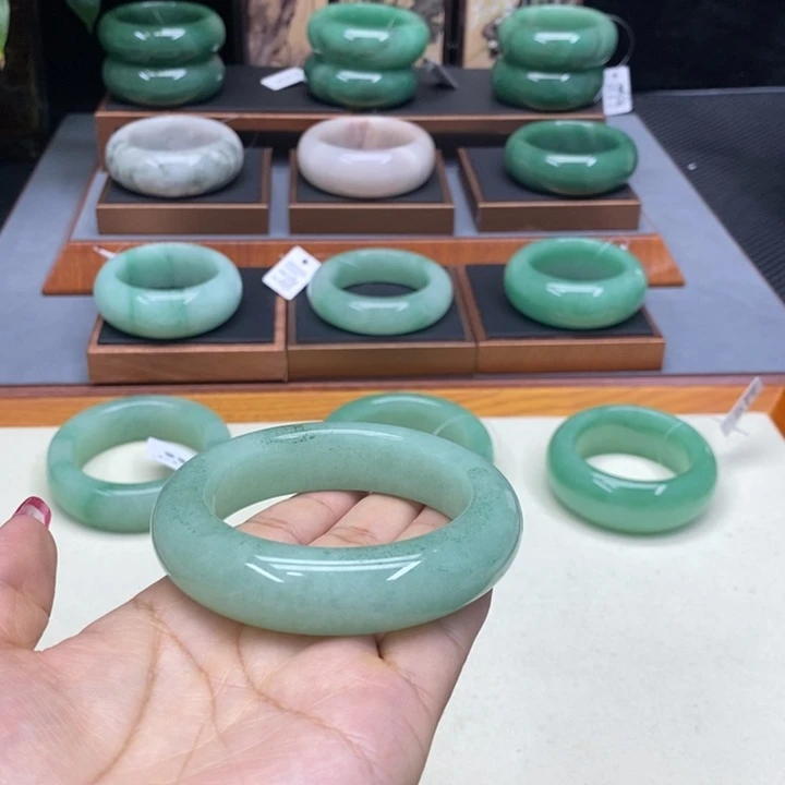 如***意石英质玉未镶嵌手镯