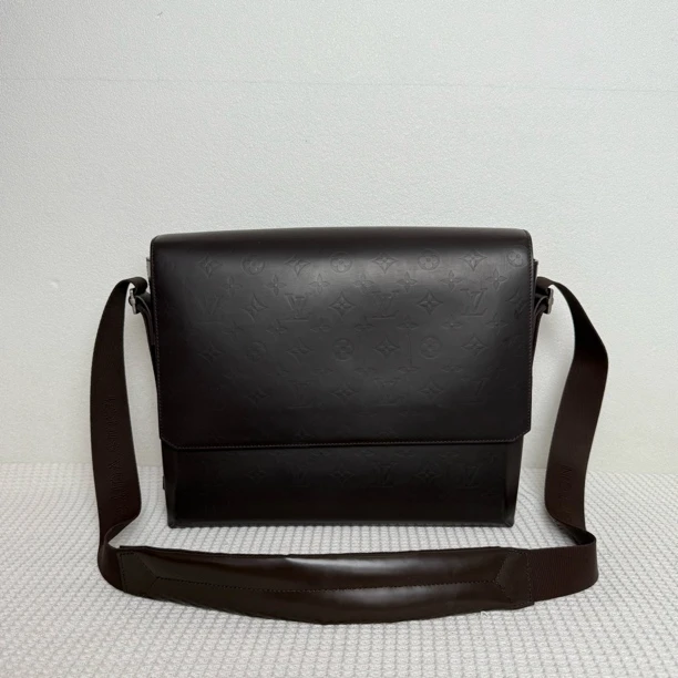 95新 LouisVuitton/路易威登  5915/时尚棕色全皮浮雕印花邮差包