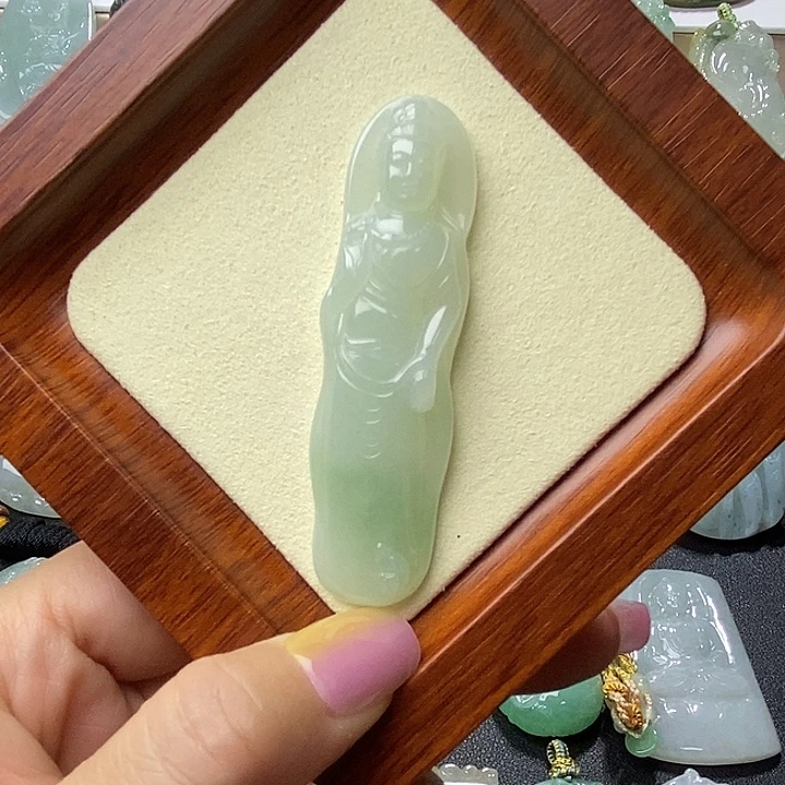 翡翠未镶嵌颈饰站观音