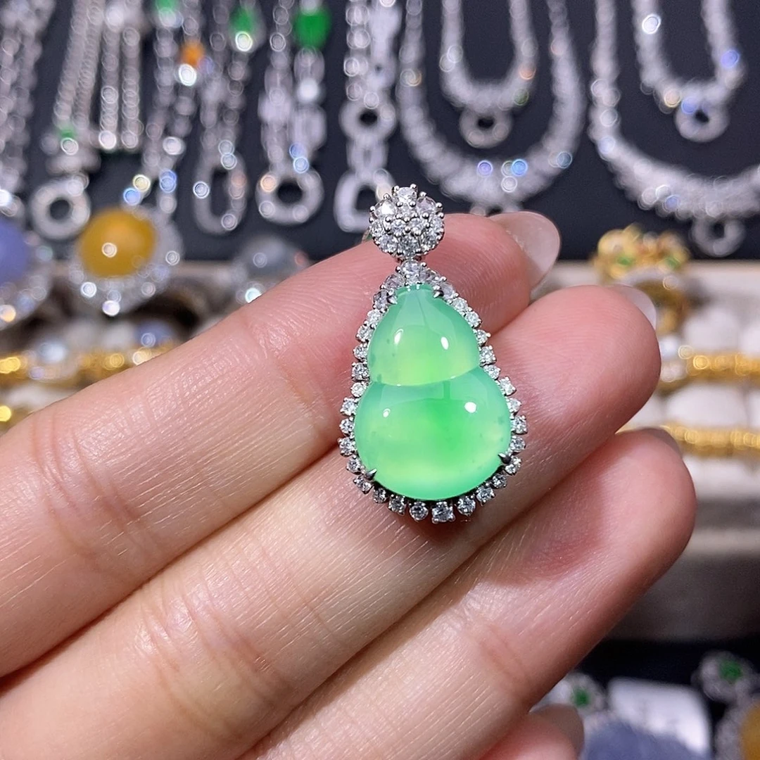 翡翠18K金镶嵌颈饰吊坠