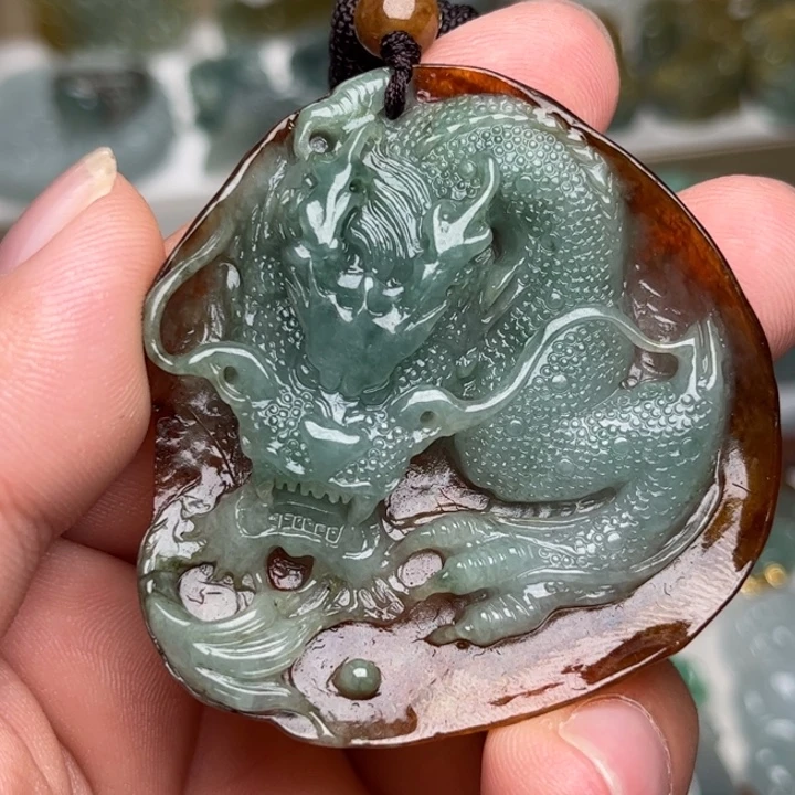 翡翠未镶嵌颈饰龙