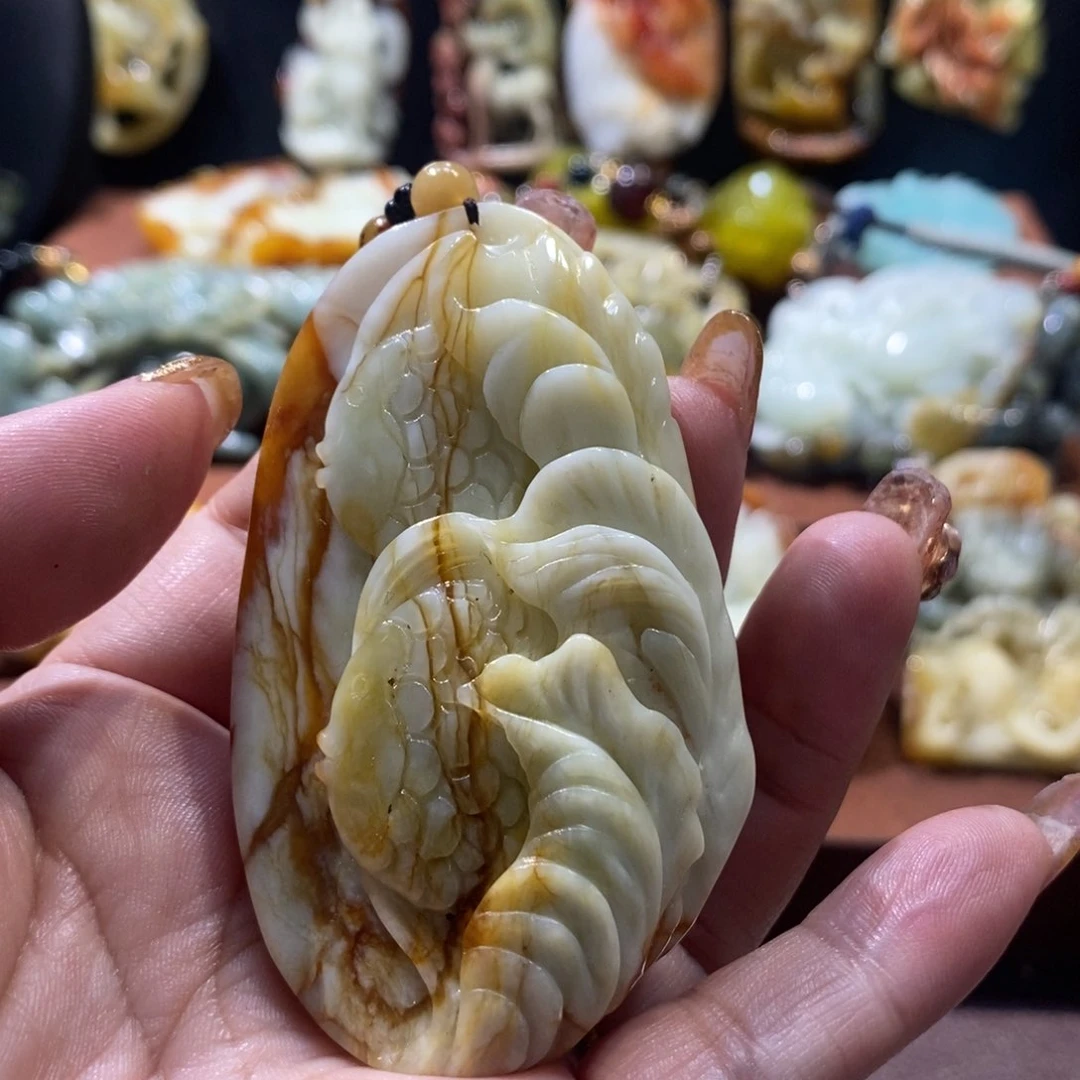 蛇纹石玉颈饰未镶嵌