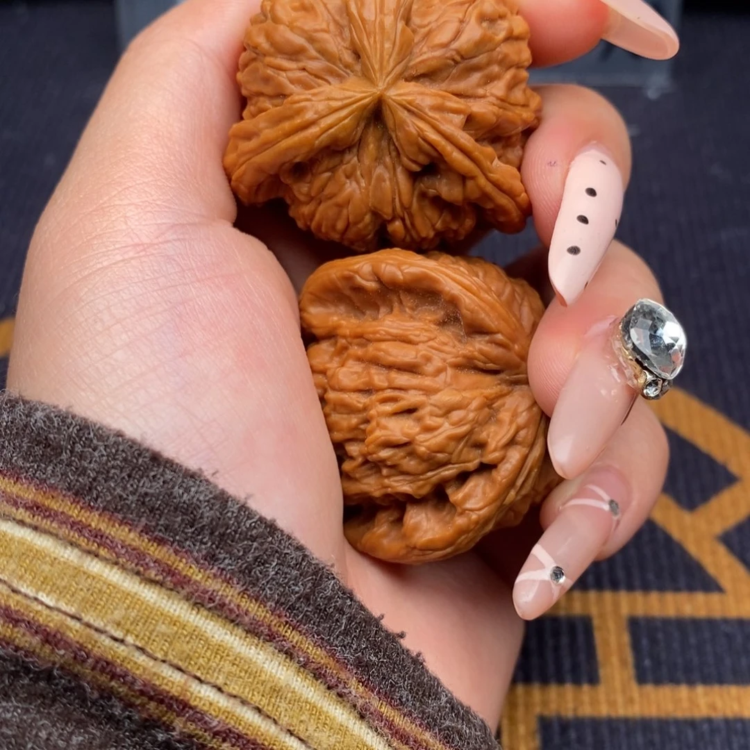 侯***生文玩核桃吊坠白狮子