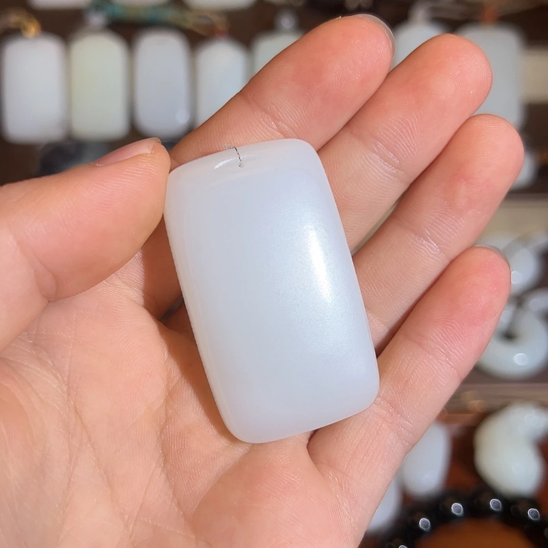 王***¥和田玉（糖玉）未镶嵌颈饰