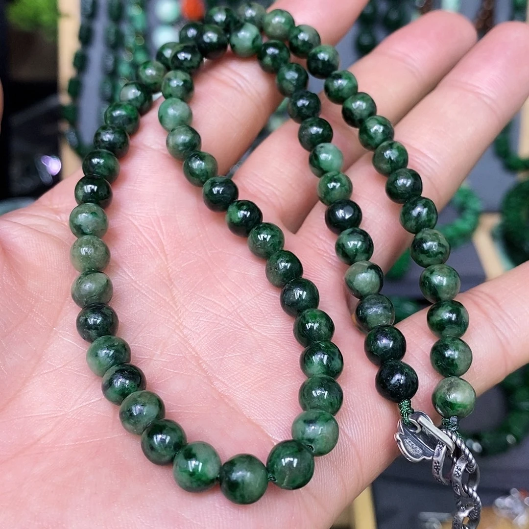 颈饰未镶嵌翡翠漂亮美眉