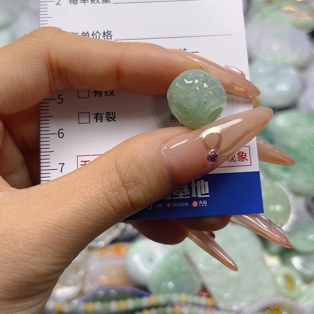 翡翠未镶嵌颈饰hhh