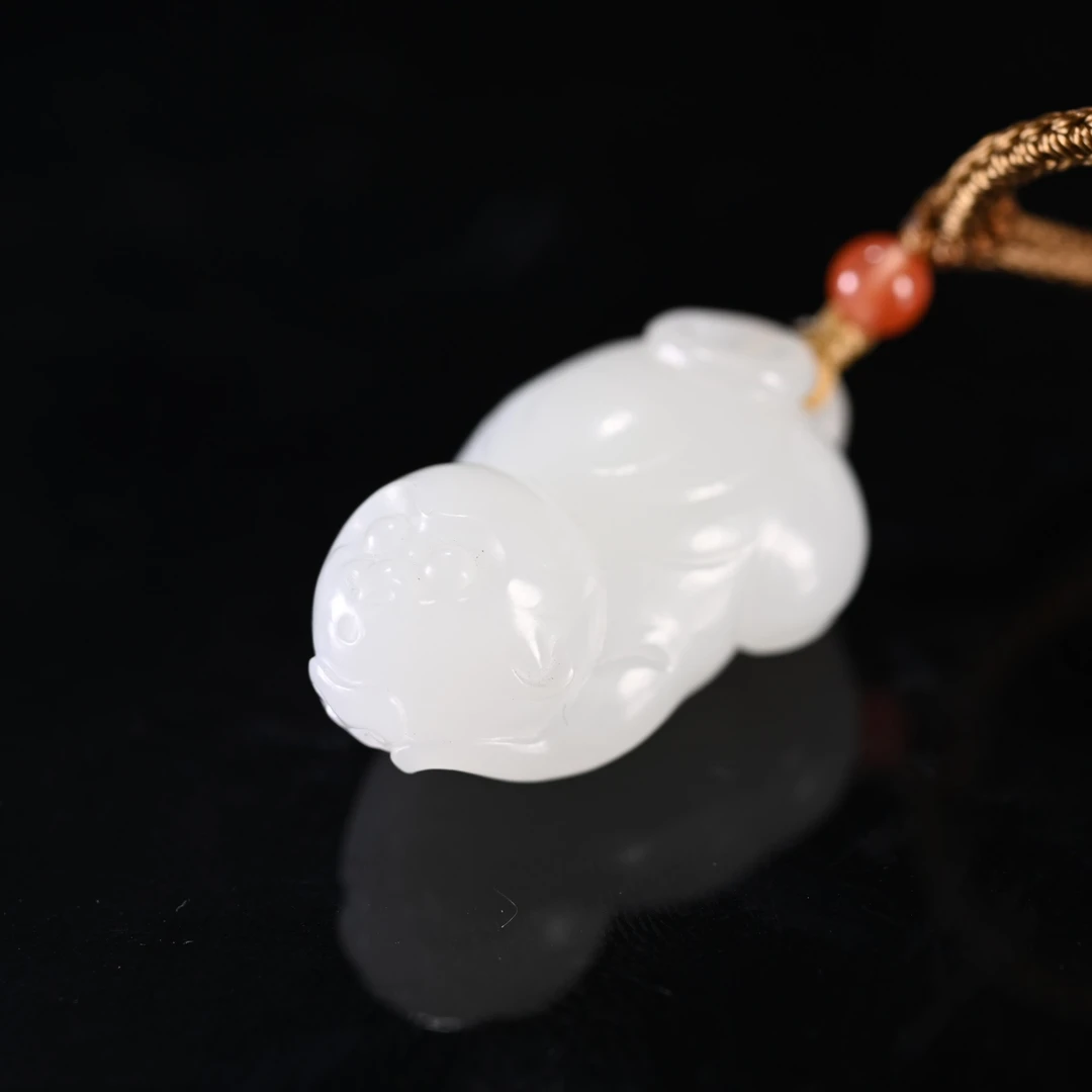 lot8802 2510180494和田玉灵猴挂件/保利