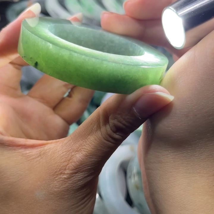 定制翡翠未镶嵌手镯