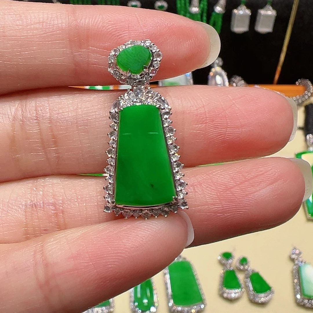 翡翠颈饰18K金镶嵌吊坠