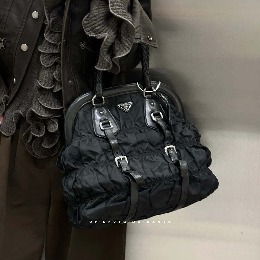 95新 Prada/普拉达 prada 黑色降落伞蛙口手提包