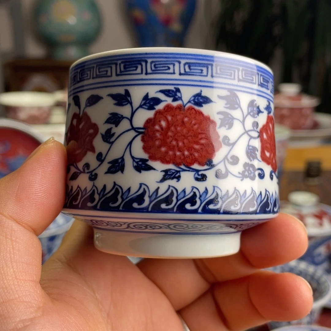 釉里红缠枝莲马蹄杯子