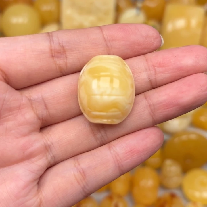 琥珀未镶嵌颈饰蜜蜡