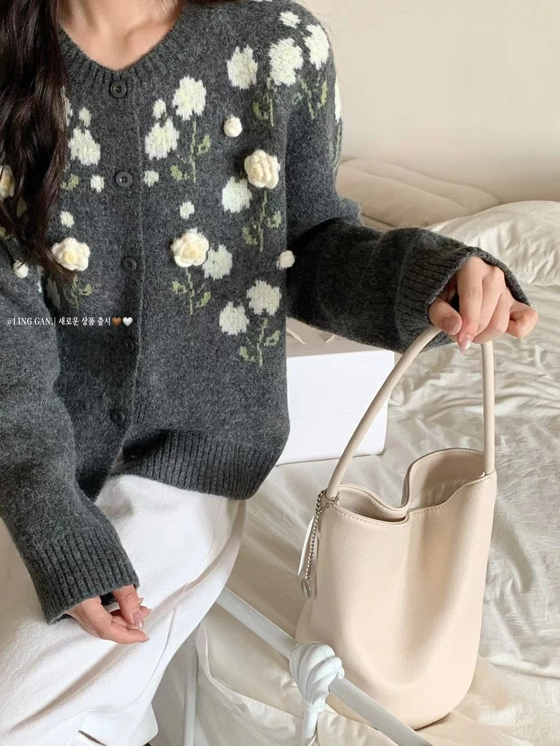 韩风温柔立体花朵细腻软糯毛衣开衫女气质高级感圆领宽松针织外套