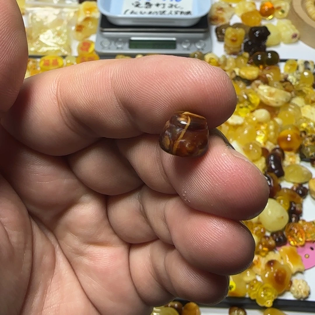 琥珀未镶嵌裸石056克