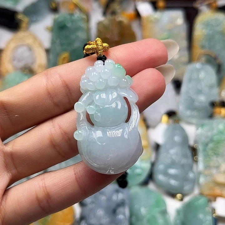 翡翠未镶嵌颈饰葫芦