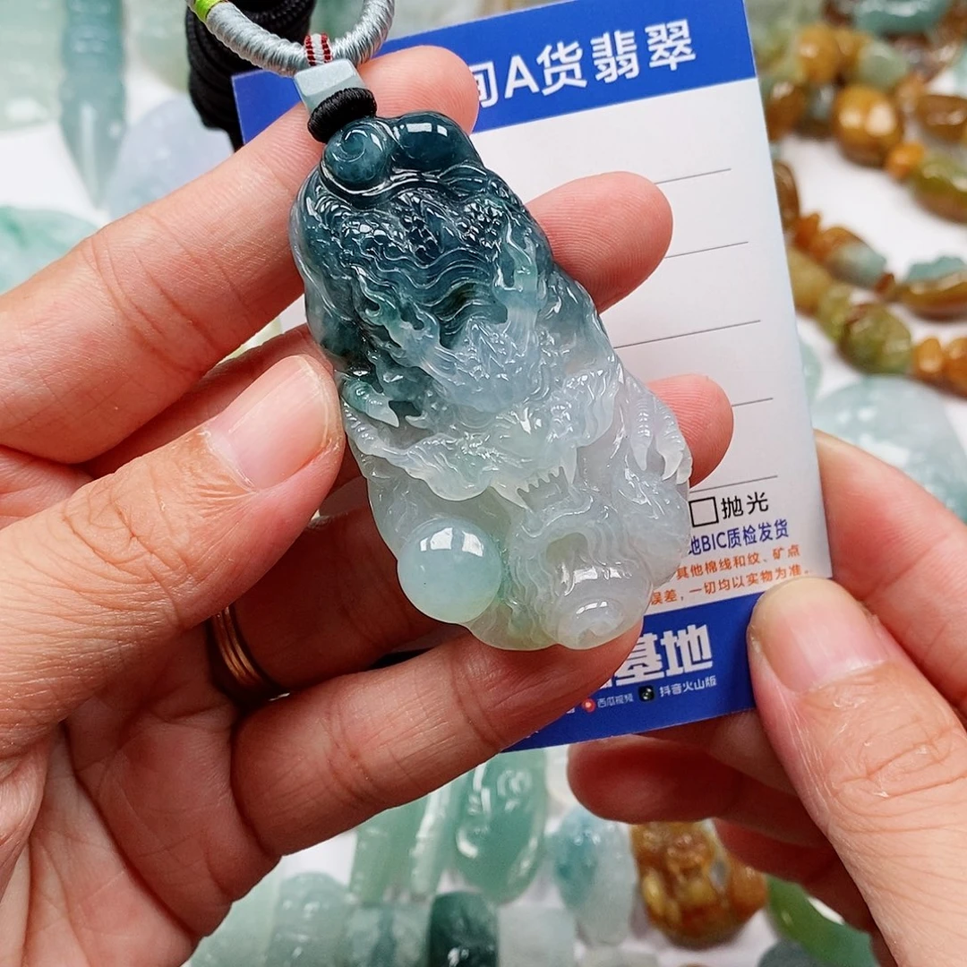 翡翠未镶嵌颈饰龙牌