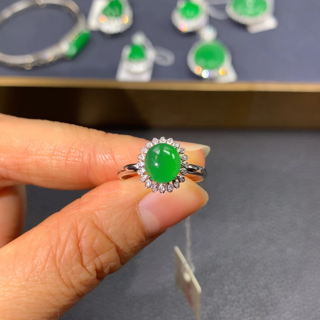 翡翠戒指18K金镶嵌翡翠