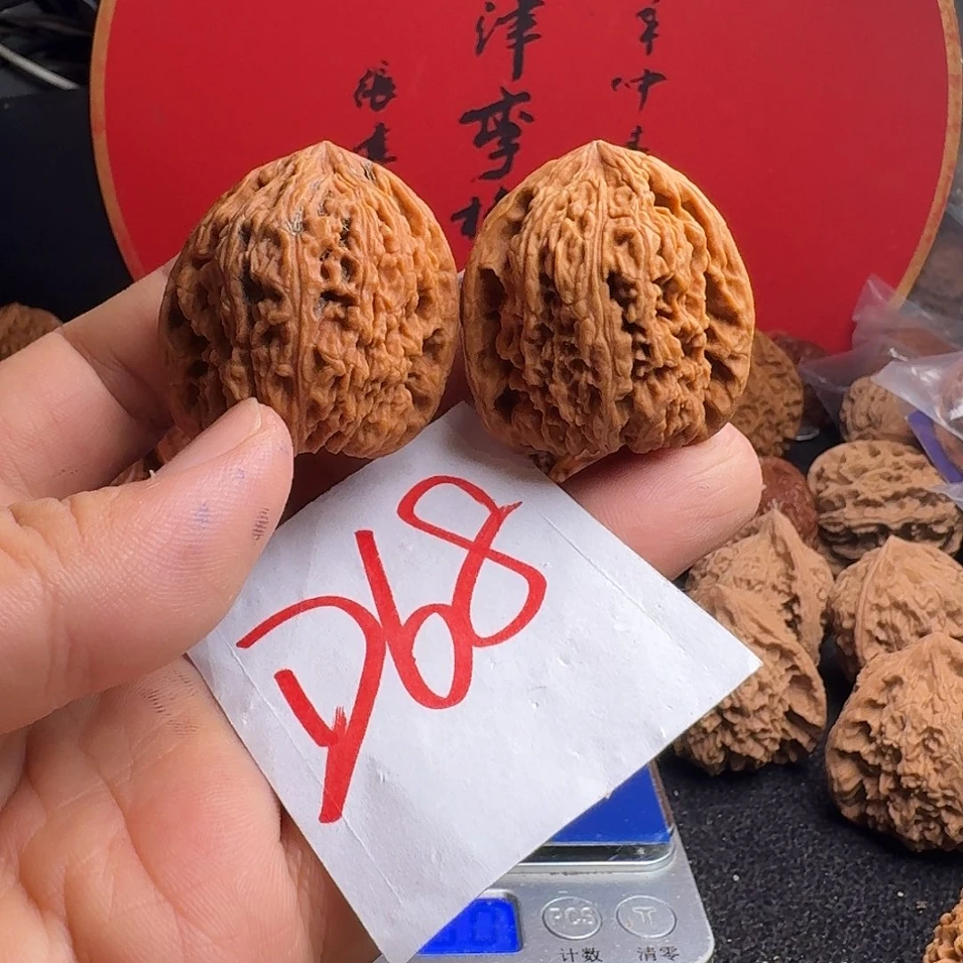 文玩核桃把件37红地闷南将石