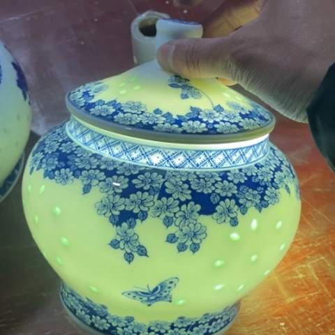 景德镇陶瓷青花玲珑罐