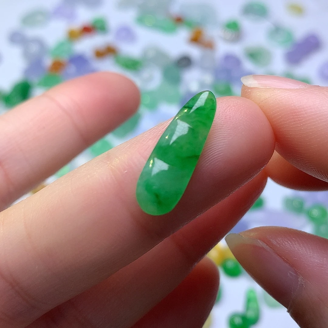 翡翠未镶嵌颈饰豆