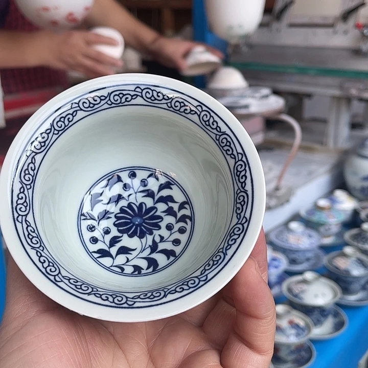 青花釉下彩杯子哈