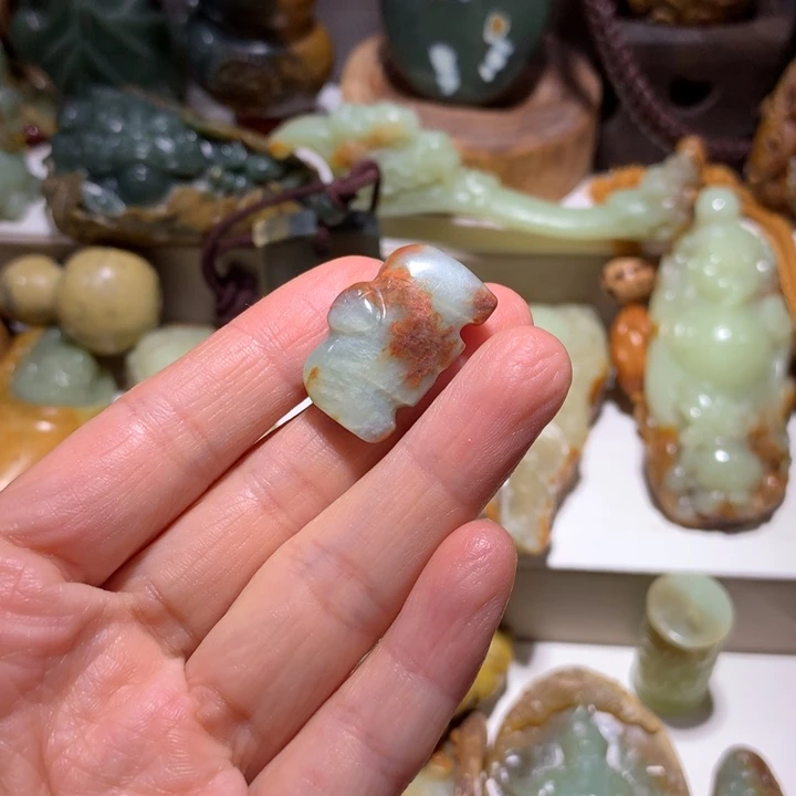 未镶嵌岫岩河磨玉（透闪石质玉）挂件