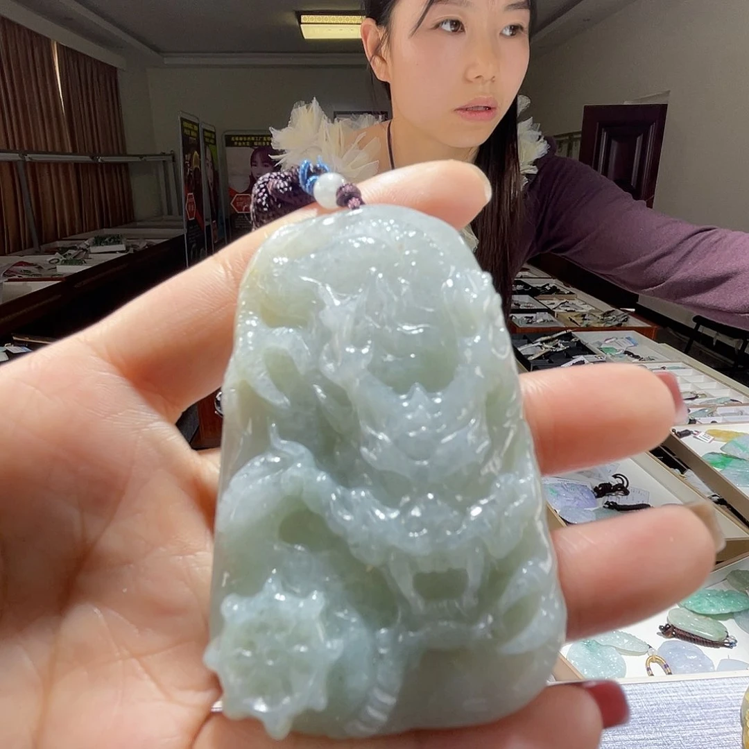 翡翠未镶嵌颈饰一个