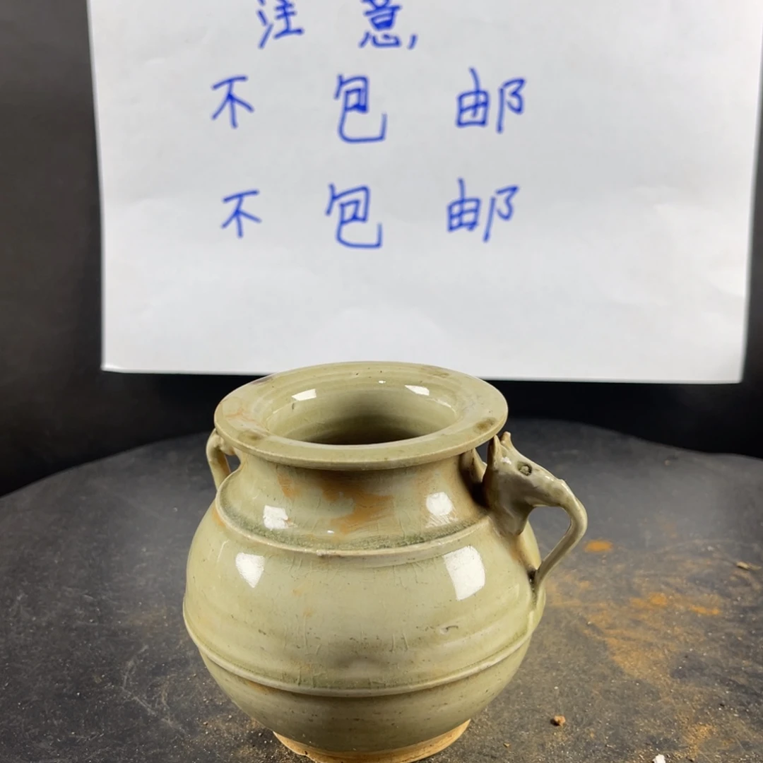 罐漂亮的小瓷器和