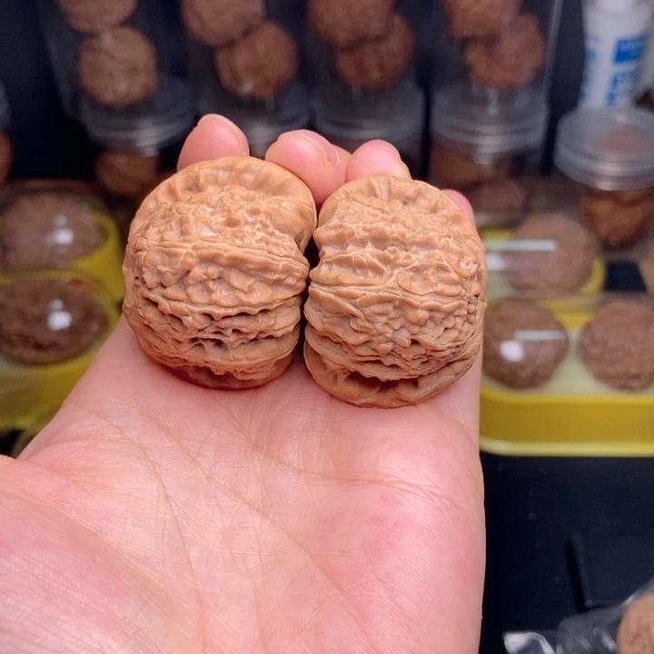 文玩核桃吊坠白狮子40尺