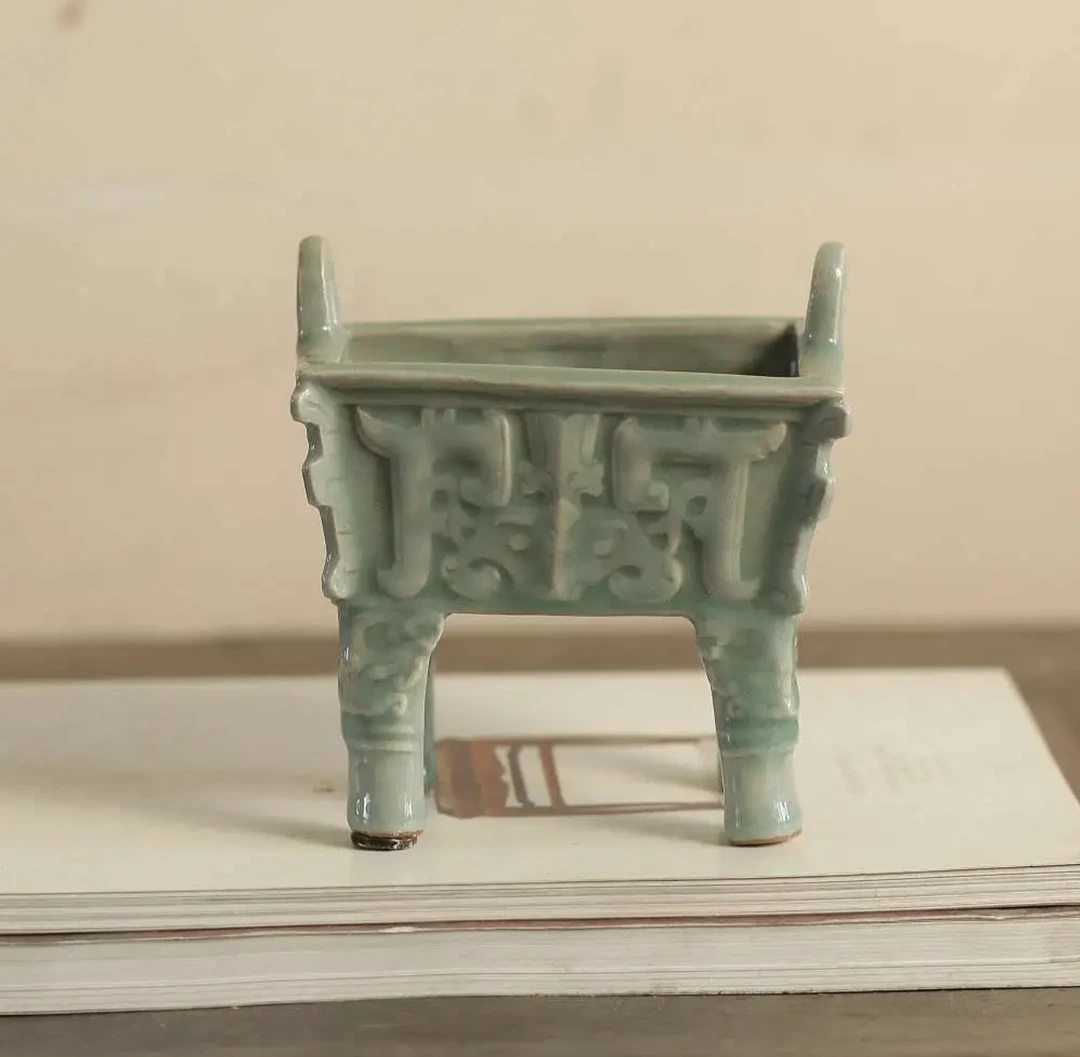 浙江龙泉青瓷四方鼎