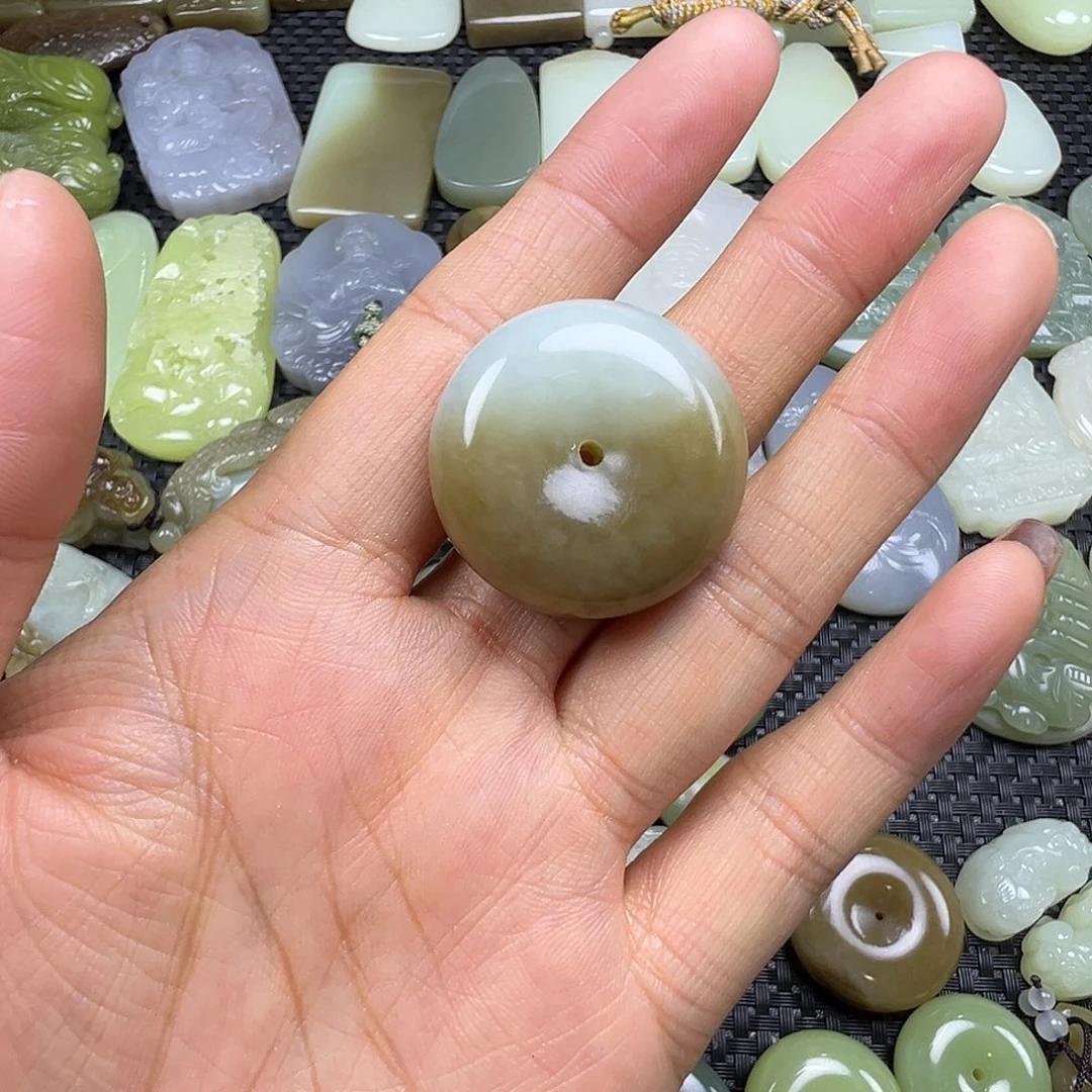 雾***惘和田玉未镶嵌颈饰俄料（买断价，不退不换，卡29.8）