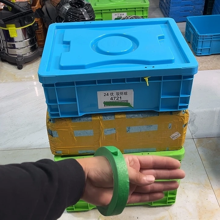 小***8厚款带盖子箱子一个