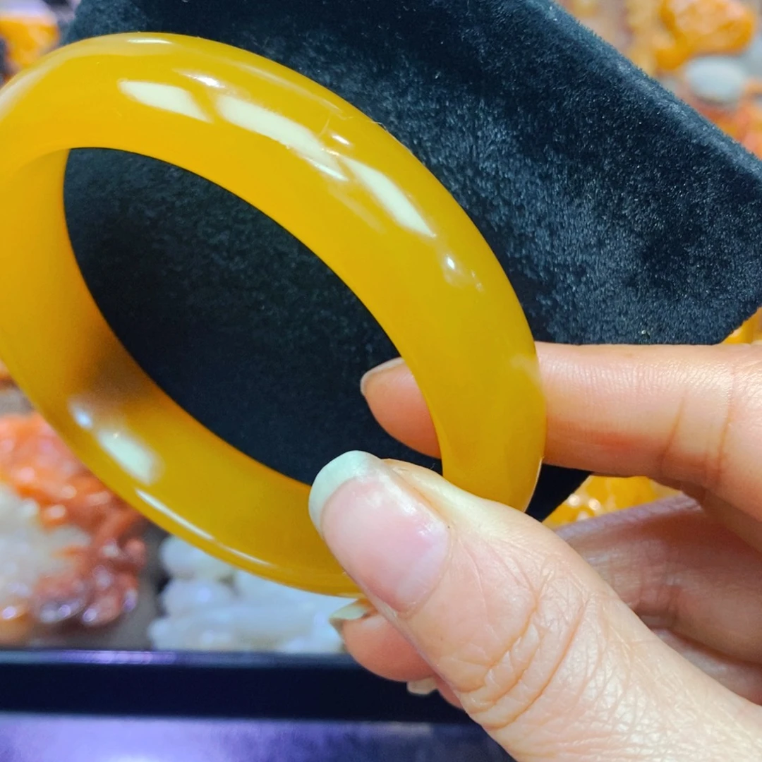 未镶嵌石英质玉（黄龙玉）颈饰