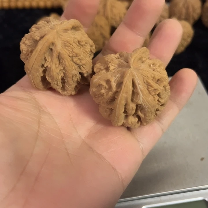 文玩核桃把件41左右微微瑕练手大粗筋，编号017