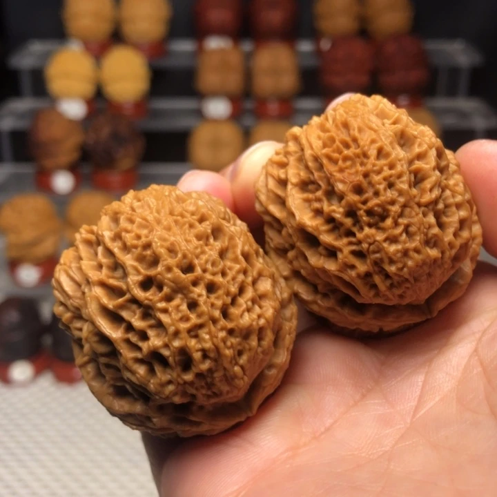 文玩核桃把件141龙鳞绣球