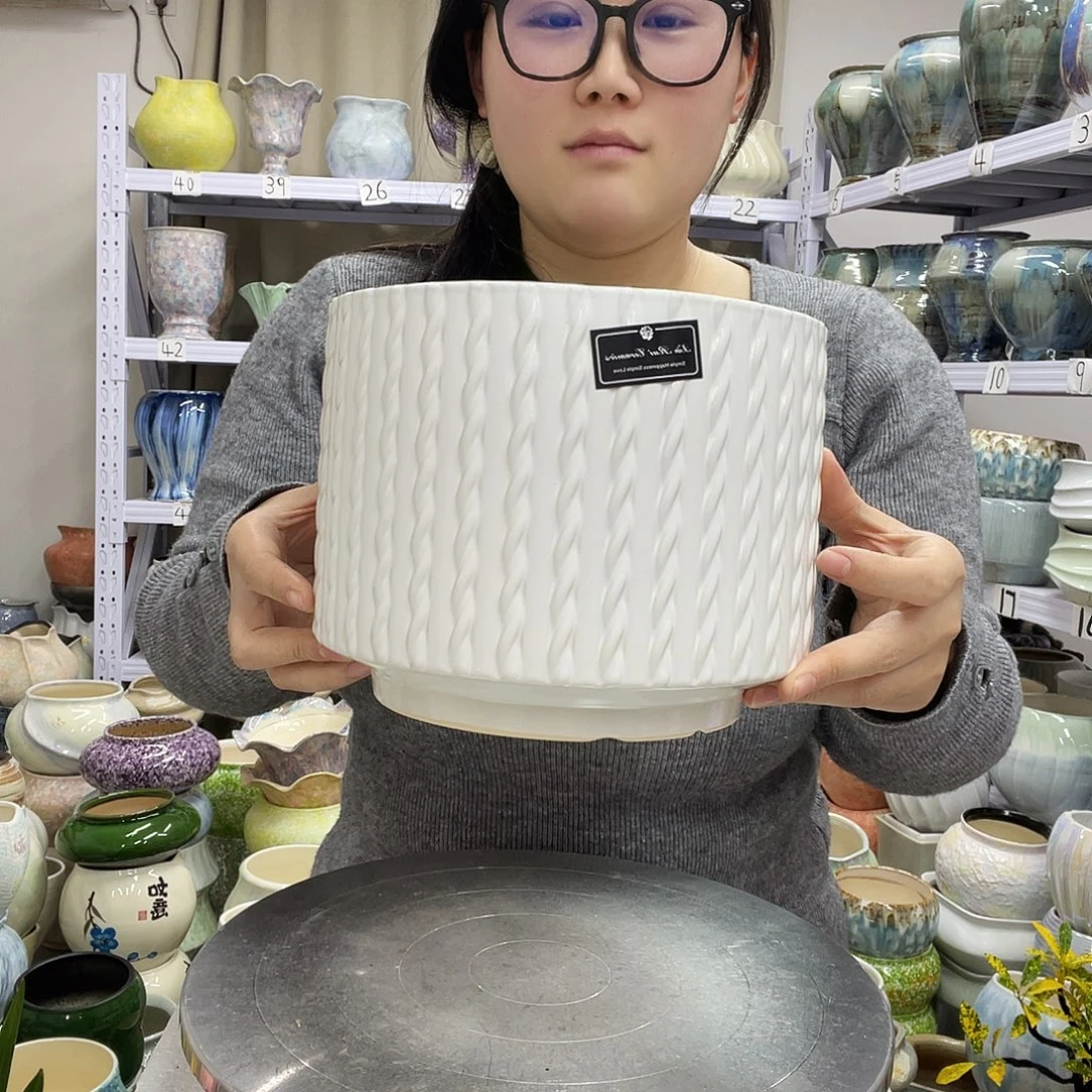 花盆的颜色是蓝色的