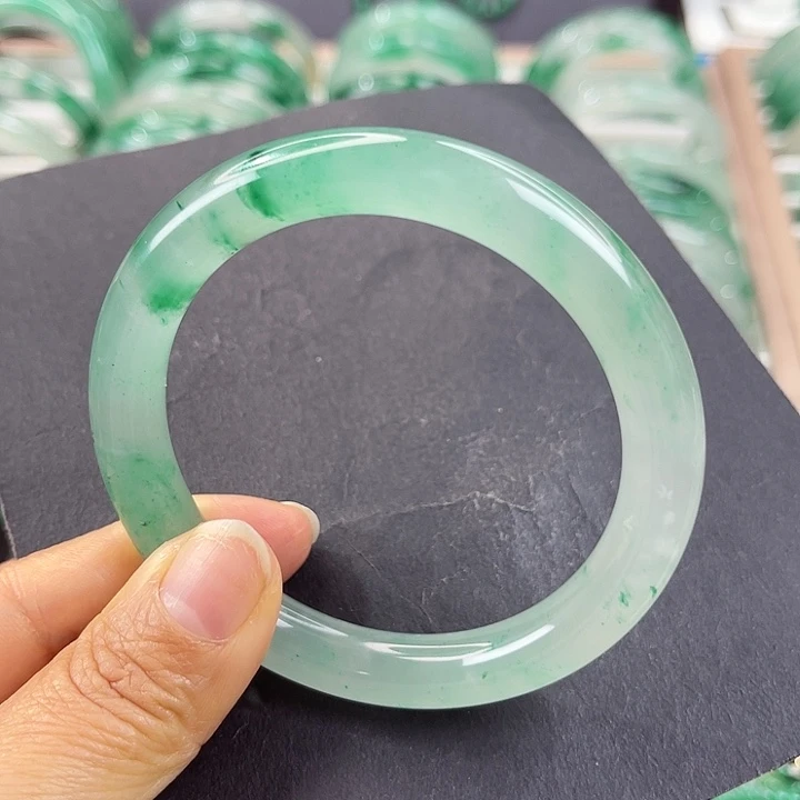 未镶嵌手镯石英质玉