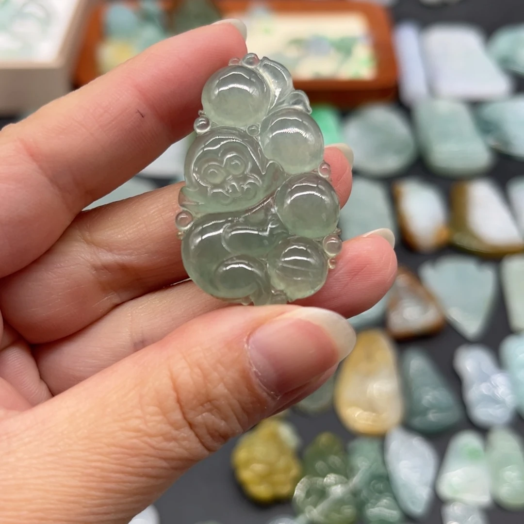 翡翠未镶嵌颈饰灵猴献瑞