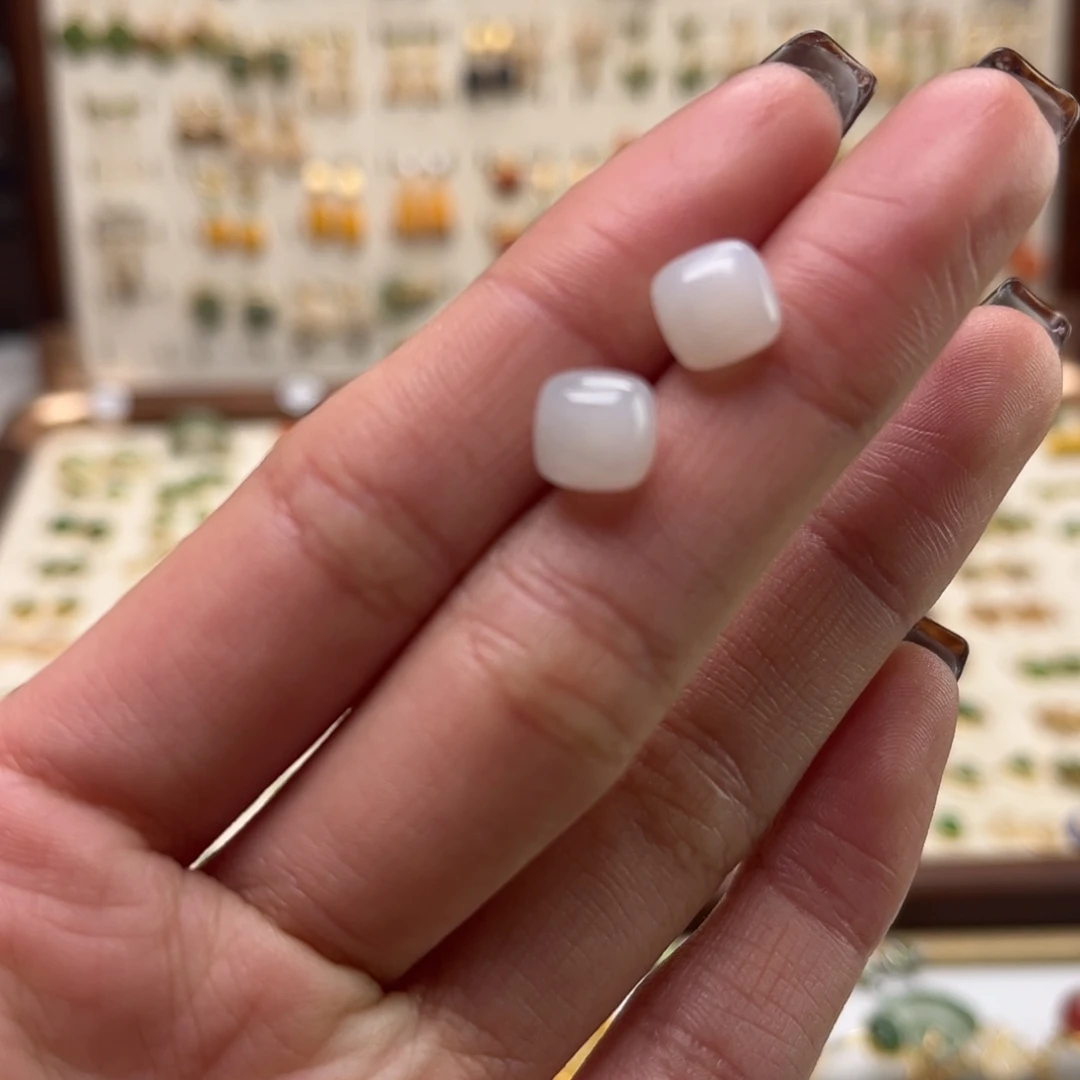 和田玉未镶嵌耳饰