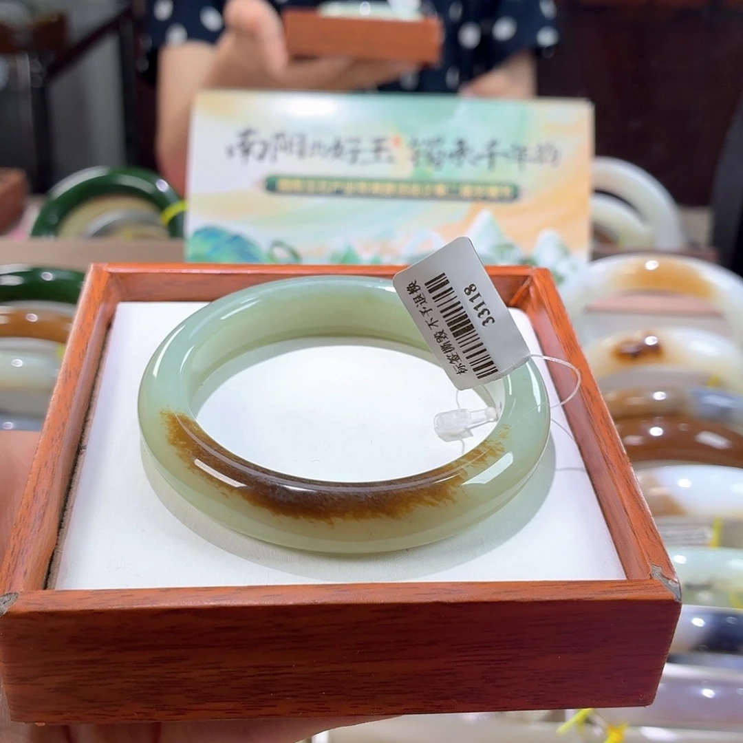 和田玉手镯未镶嵌23。 56