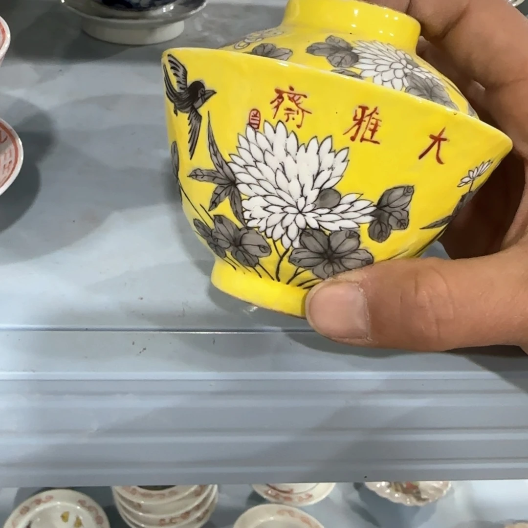 瓷片瓷器上用白泥雕刻出各种