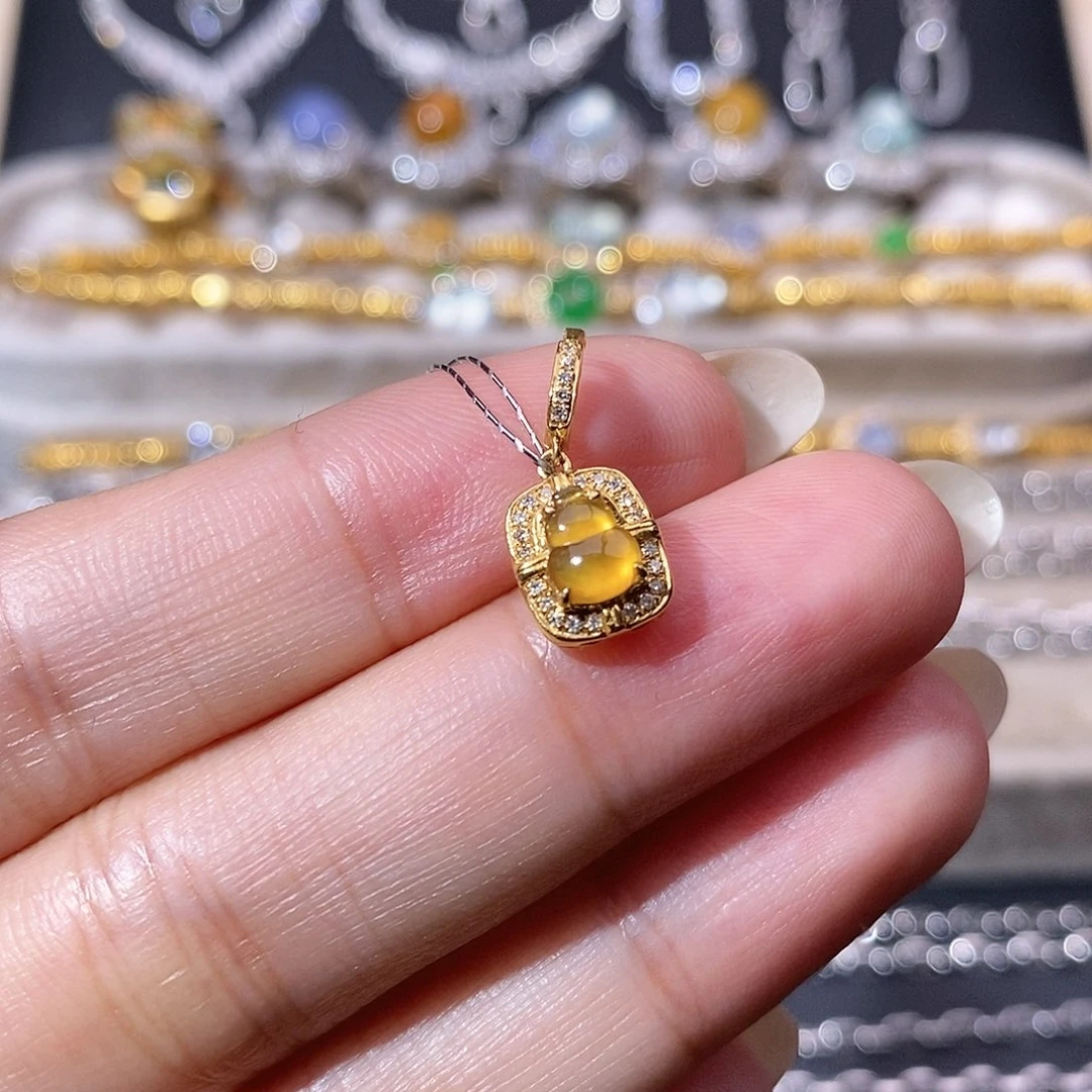 翡翠18K金镶嵌颈饰吊坠