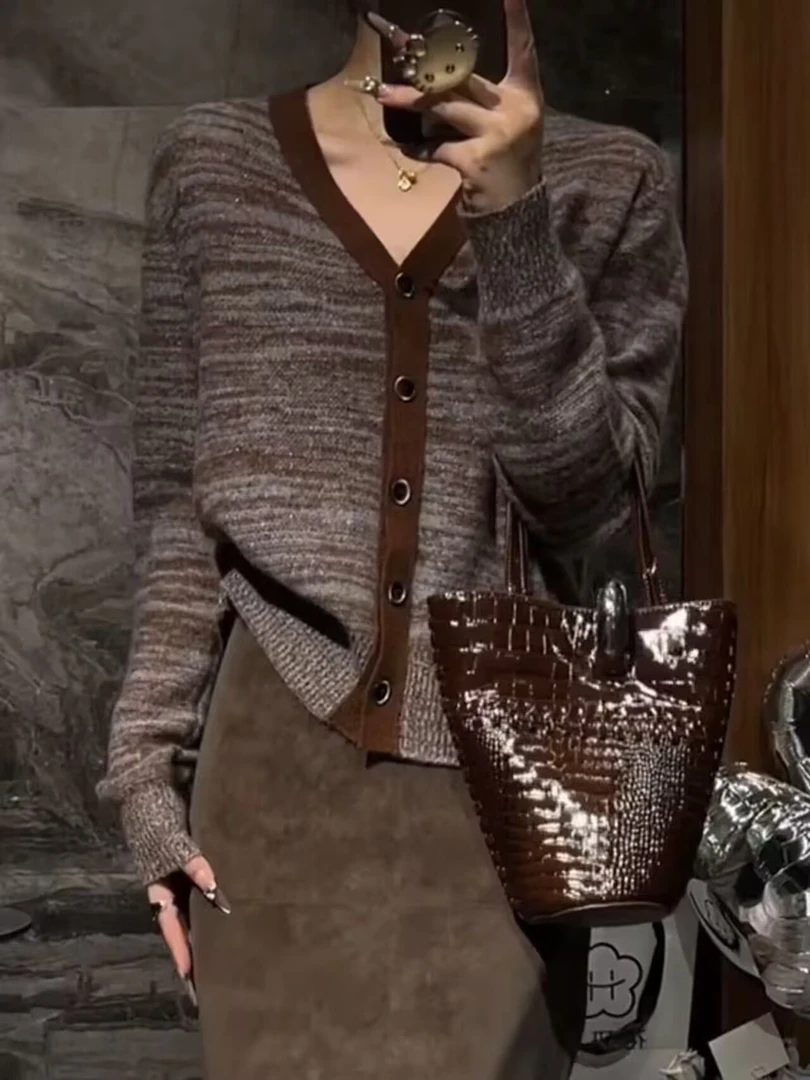 职业阿玛诗官2025秋冬款法式V领长袖针织衫女减龄百搭洋气上衣女