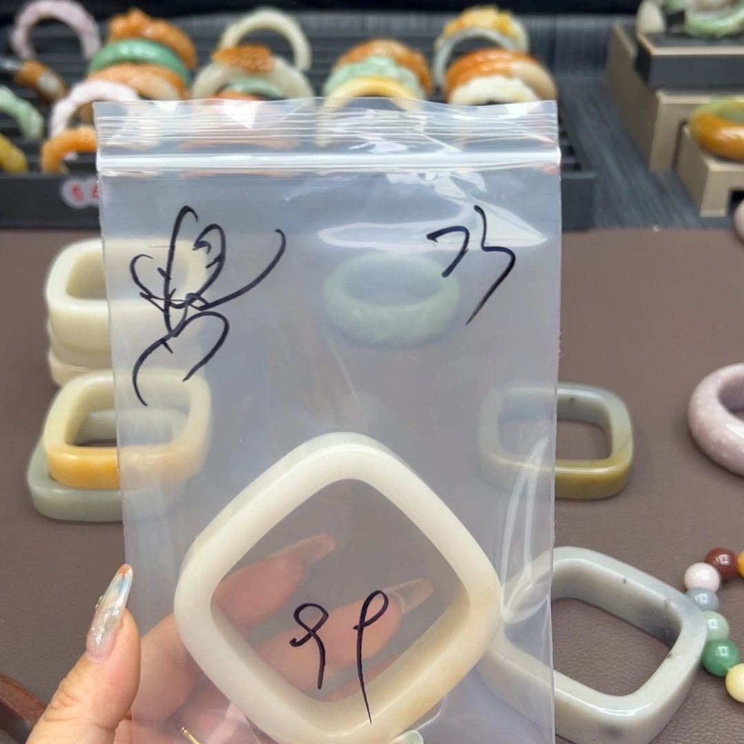 石英质玉手镯未镶嵌?