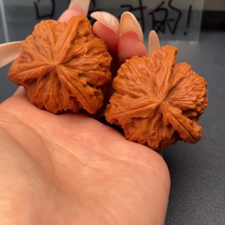 荣***东吊坠文玩核桃白狮子